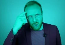 Hagen Grell und Nikolai Nerling (Der Volkslehrer) setzen Sven Liebich unter Druck Hagen Grell und Nikolai Nerling Der Volkslehrer setzen Sven Liebich unter Druck