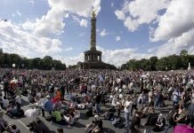 Angst vor Kritikern: Peter Weber bei Corona-Demo mit Bodyguard/Security Angst vor Kritikern - Peter Weber beim Corona-Demo nur mit Security - HALLO MEINUNG