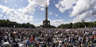 Angst vor Kritikern: Peter Weber bei Corona-Demo mit Bodyguard/Security Angst vor Kritikern - Peter Weber beim Corona-Demo nur mit Security - HALLO MEINUNG